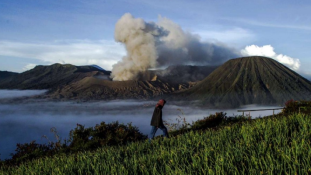 Három vulkán is kitört Indonéziában