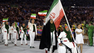 Ilyen sem volt még  – nő vitte az iráni csapat zászlaját Rióban