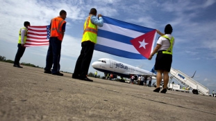 Vízágyú fogadta a több mint 50 év után elsőként landoló amerikai személyszállító gépet Kubában