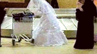 Az egész reptéren át üldözte a megfutamodó vőlegényt a menyasszony