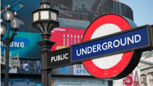 Életfogytiglant kapott az iszlamista fanatikus, aki egy utast akart lefejezni a londoni metróban