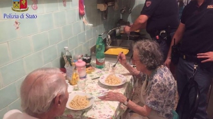 Síró idős párt találtak a rendőrök – spagettit főztek nekik