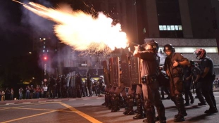 Könnygázt vetettek be a felfüggesztett elnök hívei ellen Sao Paulóban
