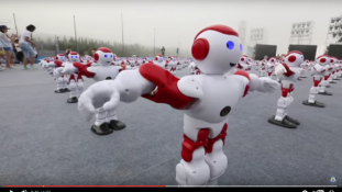Guinness-rekord: ezer robot táncolt együtt – nézze meg!