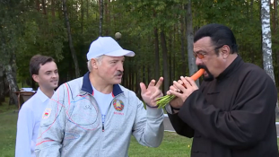 Lukasenko meghámozta Steven Seagal répáját – videó