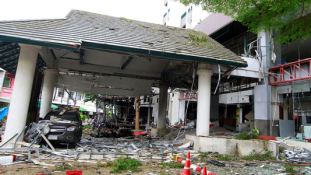 Bombarobbanások a szálloda mellett – nincs külföldi áldozat