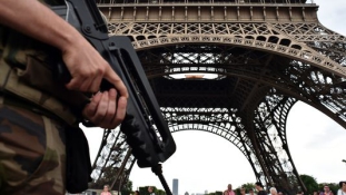 Gyanús csomag miatt kiürítették az Eiffel-tornyot
