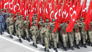 Hogy ne lehessen több puccskísérlet – átszervezik a török hadsereget