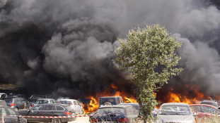 Roncsteleppé vált egy fesztivál parkolója Portugáliában – több száz kocsi égett ki
