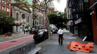 New York – kuktafazekak, karácsonyi füzérek és fokozott rendőri jelenlét