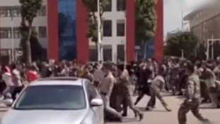 Őrült tömegverekedés tört ki egy iskolában – videó