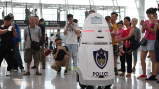 Terroristákat keres a robot a kínai reptéren