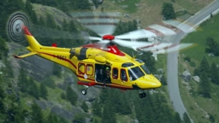 Helikopter mentette a drótkötélpályán rekedt embereket, sokan a kabinokban töltötték az éjszakát az Alpokban