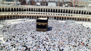 43 fok és e-karkötő – másfél millió zarándok a mekkai Nagymecsetben
