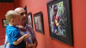 “Add ide az ajándékom, doktor!” – Fotókiállítás Afrikáról Újpesten
