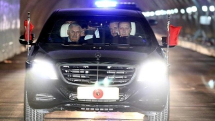 Erdogan átvitte a miniszterelnökét a tenger alatt