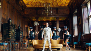 Bulizz, mint egy orosz: Robbie Williams megmagyarázta legújabb klipjét