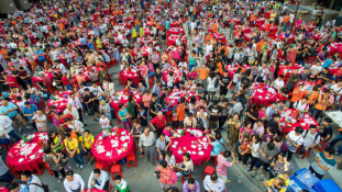 Gigalakomával ünnepelték 15 ezren, hogy összeköltöznek