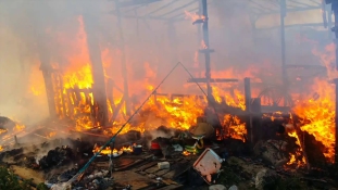 Tűzvész és káosz a Dzsungelben Calais mellett – videóval