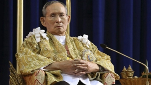 Egy évig gyászolnak Thaiföldön – meghalt a legrégebbi uralkodó