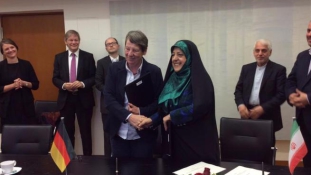 Botrány Iránban – férfinak nézték a német miniszter asszonyt