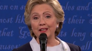 Orosz szakértőt kérdeztek: mit csinált a légy Hillary Clinton arcán?