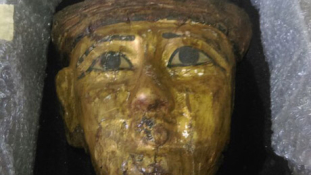 Arany múmiamaszkot ajándékozott Egyiptomnak Franciaországból egy férfi