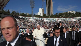 Háromezren voltak a pápai misén a 25 ezres grúziai stadionban