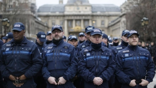 Éjszakai rendőrtüntetés a Champs Élysées-n – videó