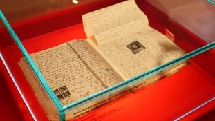 Anna Frank kézírásos verse 140 ezer euróért talált gazdára egy aukción – videó