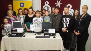 Számítógép karácsonyra – iskoláknak