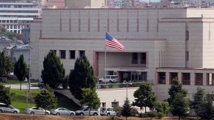 Lövöldözés volt az amerikai nagykövetség előtt Ankarában az orosz nagykövet lelövése után