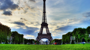 Több mint félmillió euró az Eiffel-torony egy lépcsődarabjáért