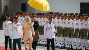 Színpompás ünnepségen lépett a trónra Malajzia új királya