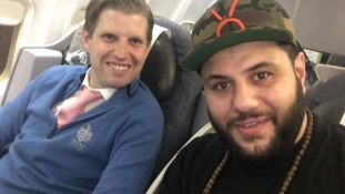 Miről beszélgetett Trump fia és a muzulmán komikus a repülőgépen?