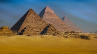 Bombarobbanás a piramisokhoz vezető úton – videó