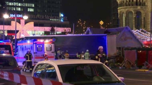 Halottak, standok alá szorult sebesültek – kamion hajtott Berlinben egy karácsonyi vásárba