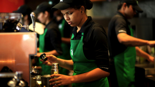 10.000 menekültet alkalmazna a Starbucks