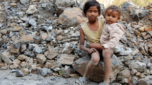 200 gyereket dolgoztattak illegálisan egy indiai téglaégetőben