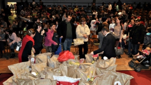 170 megtöltött zsákot kaptak a rászoruló nyírségi, baranyai és jászsági családok