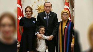 A török elnökkel és a szíriai blogger kislánnyal találkozott Lindsay Lohan