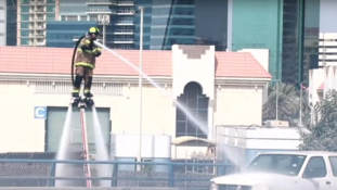 Jet-ski és jetpack – így vigyázzák Dubajt a tűzoltók (videó)