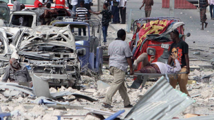Öngyilkos robbantás és golyózápor egy szomáliai szállodában