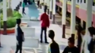 Átment rajta a vonat – sértetlenül megúszta (videó)
