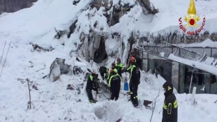Túlélőket találtak a lavina alatt az olasz hotelben – helikopterre várnak