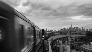 Fel kell újítani az USA infrastruktúráját – New Yorkban kisiklott egy vonat (videó)