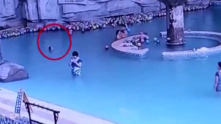 Amíg az anyuka a telefonján játszott, a medencébe fulladt mellette a 4 éves kisfia – videó