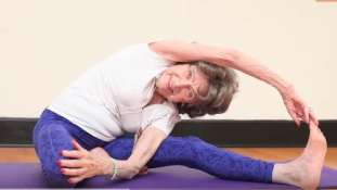 90 éve jógázik a világ legidősebb jógaoktatója