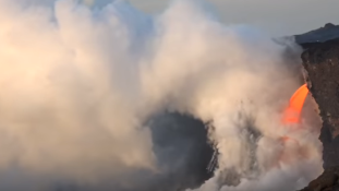Robban a láva, amikor a tengervízzel találkozik – videó Hawai-ról