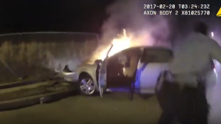 Lángoló autóból mentettek ki egy sofőrt a rendőrök Washingtonban – videó